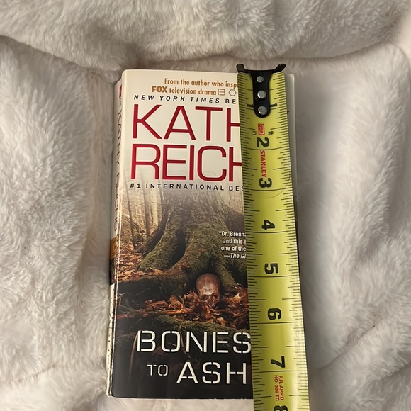 2/$12 Paperback - Bones to Ashes by Kathy Reichs - Picture 6 of 6